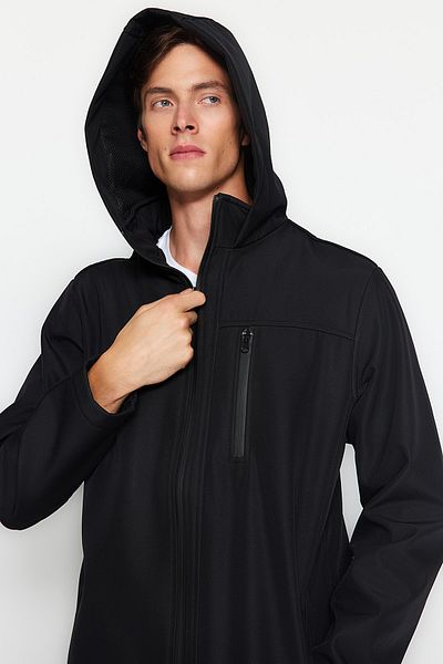 Trendyol Collection Schwarzer Outdoor-Softshell-Winterparka mit Kapuze in normaler Passform TMNAW24MO00024
