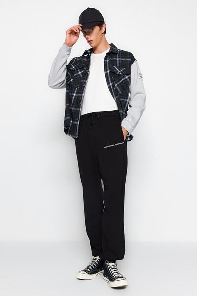 Trendyol Collection Μαύρο oversized / Φαρδιά κοπή με ελάχιστη γραφή Jogger Sweatpants TMNAW24EA00000