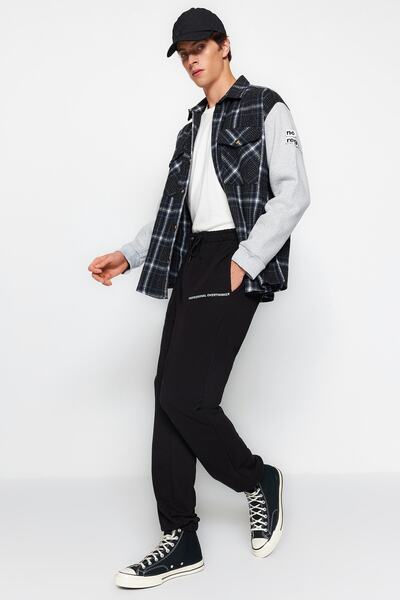 Trendyol Collection Μαύρο oversized / Φαρδιά κοπή με ελάχιστη γραφή Jogger Sweatpants TMNAW24EA00000