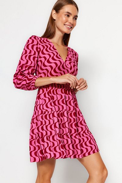 Trendyol Collection Piros retro nyomtatott korcsolyázó/duplasoros dekoltázsú mini sztreccs kötött ruha TWOAW22EL0104