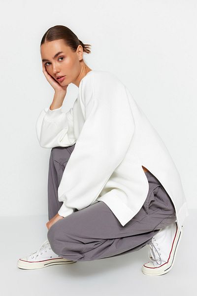 Trendyol Collection Ecrufarbenes Oversize/Weite Passform Gestricktes Sweatshirt mit Schlitzdetail innen aus dickem Fleece TWOAW23SW00195