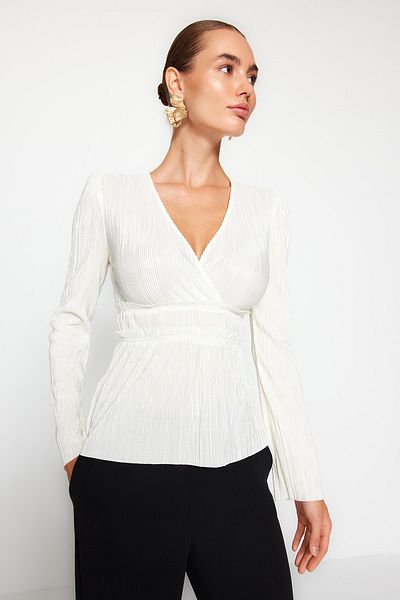 Trendyol Collection Pletená halenka s ecru plisem s dvojitým zapínáním a zapínáním do V TWOAW24BZ00278