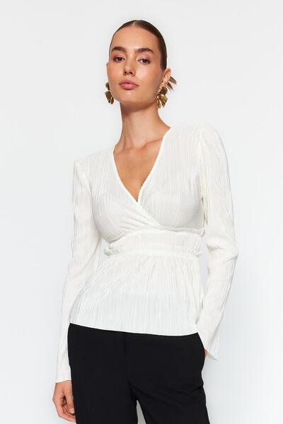 Kolekcia Trendyol Pletená blúzka s ecru plisom s dvojitým zapínaním a zapínaním do V s výstrihom TWOAW24BZ00278