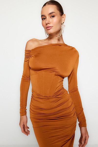 Trendyol Collection Skořicový vypasovaný pletený korzet Detailní elegantní večerní šaty TPRAW24EL00053