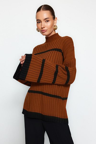 Trendyol Collection Pruhovaný skořicový pletený svetr Wide Fit – TWOAW24KZ00557