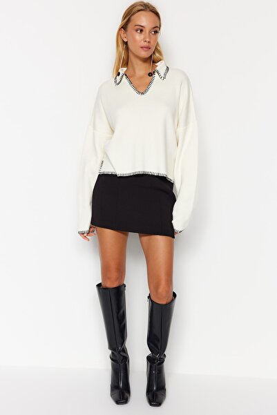Trendyol Collection Sweter z dzianiny bawełnianej w kolorze ecru z kołnierzykiem polo - szeroki krój Twoaw24Kz00981