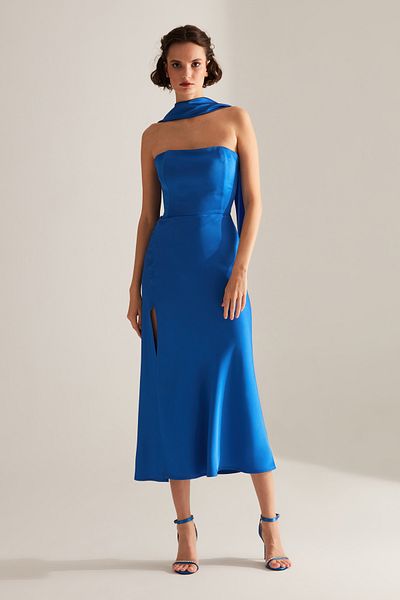 BETTY & SAM Brera Blaues, trägerloses Kleid aus Satin mit Schlitz und Schal