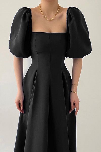 lovebox Schwarzes Abendkleid aus Atlasstoff mit trägerlosem Kragen, plissiertem ausgestelltem Schnitt, Midilänge und kurzen Ballonärmeln 167