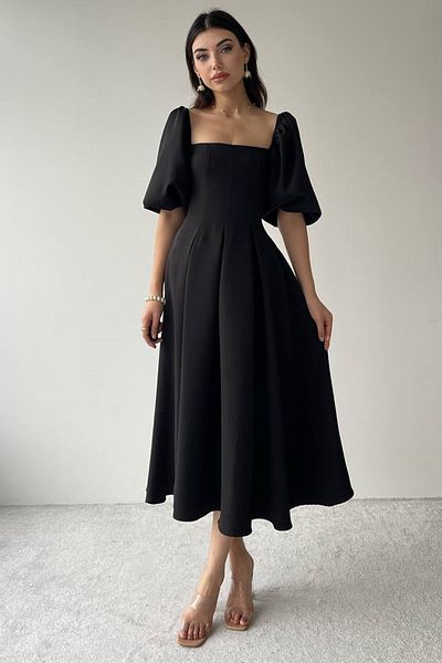 lovebox Schwarzes Abendkleid aus Atlasstoff mit trägerlosem Kragen, plissiertem ausgestelltem Schnitt, Midilänge und kurzen Ballonärmeln 167