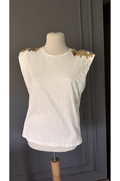 Kübra Tekin Beyaz İşlemeli Vatkalı Tasarım Tişört