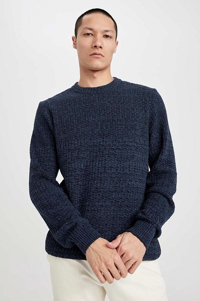 DeFacto Marineblauer Standard-Passform-Strickpullover mit normaler Passform und Rundhalsausschnitt R1175az23au