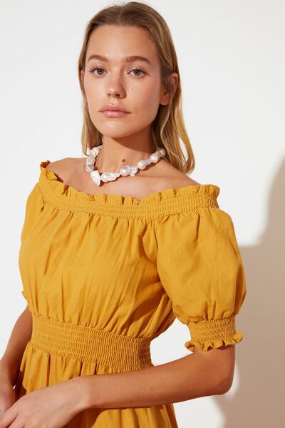 Trendyol Collection Ελαστικό φόρεμα μίντι μήκους Camel Color - Λινό Υφαντό, γιακά Madonna TWOSS21EL1967