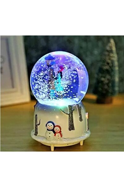 Hediyezen Sokak Lambasının Altında Buluşan Aşıklar Işıklı Kar Küresi Ve Müzik Kutusu