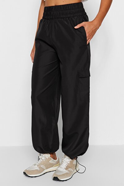 Trendyol Collection Detailní černé, kapesní, padákové pletené sportovní kalhoty THMAW24EA00002