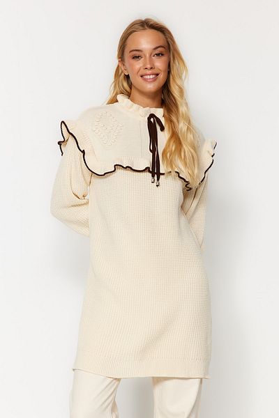 Trendyol Modest Cremefarbener Strickpullover mit schwarzen Paspeln TCTAW24AK00171