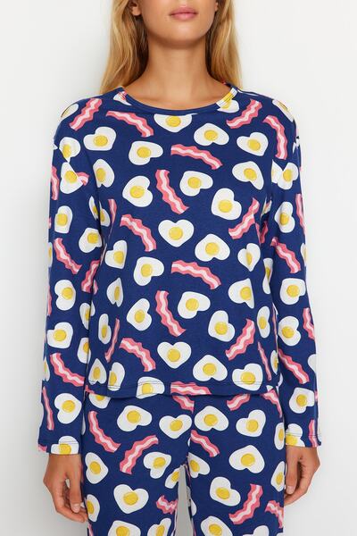 Trendyol Collection 100% pamut sötétkék pizsama szett - reggeli mintás póló és nadrág THMAW24PT00102