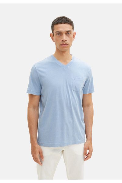 Tom Tailor V-Ausschnitt, ausgewaschener Optik und Brusttasche. Das T-Shirt Kurzarmshirt