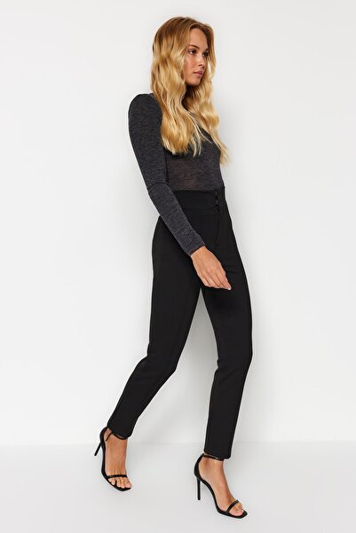 Trendyol Collection Černé s vysokým pasem žebrovaný elastický pas Slim Fit tlusté pletené kalhoty TWOAW24PL00114
