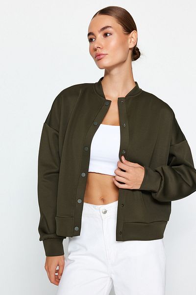 Trendyol Collection Khakifarbene Scuba-Strickjacke mit Druckknopf und Taschendetail TWOAW24CE00003