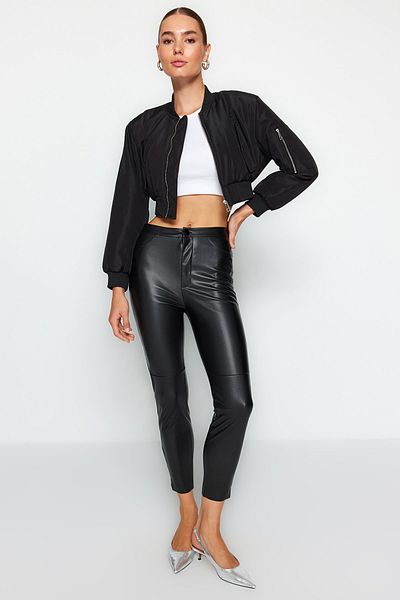Trendyol Collection Schwarze, innen hochgezogene Strickhose aus Kunstleder mit hohem Bund und schmaler Passform TWOAW24PL00102