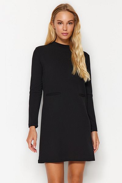 Trendyol Collection Černé pletené šaty z krepové tkaniny s vysokým límcem v kapse TWOAW24EL00596