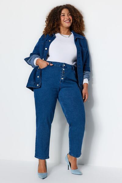 Trendyol Curve Džíny Mom Fit s modrým knoflíkem TBBSS23AR00016