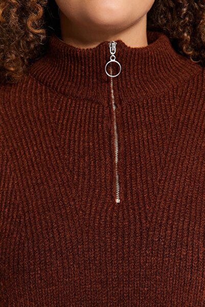 Trendyol Curve Barna puha textúrájú cipzáras kötött pulóver TBBAW24AN00054