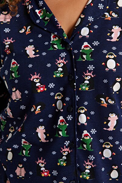 Trendyol Curve Újévi témájú sötétkék kötött pizsama szett - inggallér TBBAW24AI00002