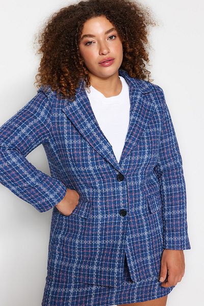 Trendyol Curve Indigoblaue Tweedjacke mit Karomuster – geknöpft und gefüttert TBBAW24AG00002