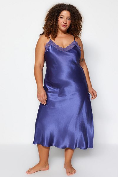 Trendyol Curve Indigoblaues Nachthemd aus gewebtem Satin mit Spitzendetails TBBAW24CH00004