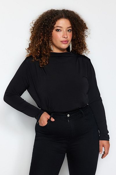 Trendyol Curve Schwarze Strickbluse mit gepolsterten Ärmeln TBBAW24CS00001