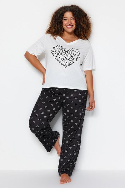 Trendyol Curve Weißes gestricktes Pyjama-Set mit Herzmuster TBBAW24AI00012