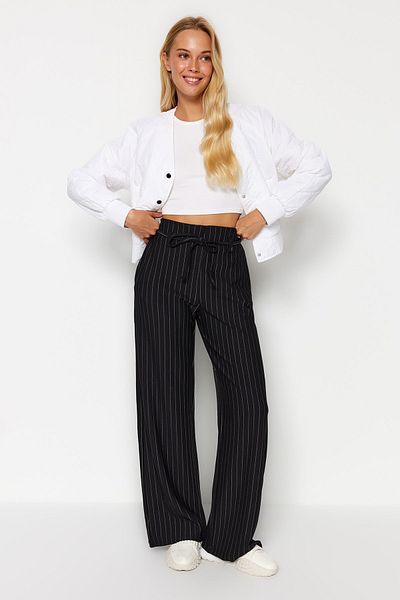 Trendyol Collection Schwarz gestreifte Gürteldetaillierte gerade/gerade dehnbare Strickhose TWOAW24PL00084