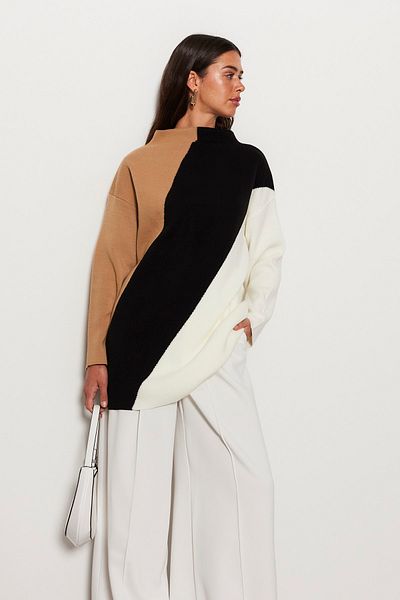 Trendyol Modest Beigefarbener Farbblock-Strickpullover mit hohem Kragen TCTAW24AK00006