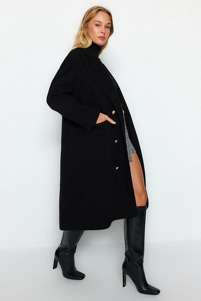 Trendyol Collection Černý oversize široký střih se zlatým knoflíkem podrobně dlouhý kabát s razítkem TWOAW24KB00154