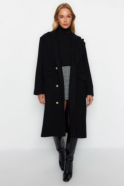 Trendyol Collection Černý oversize široký střih se zlatým knoflíkem podrobně dlouhý kabát s razítkem TWOAW24KB00154