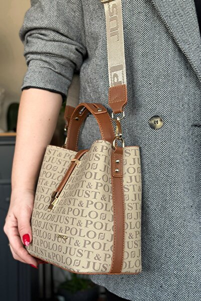Just Polo حقيبة كتف نسائية منقوشة بطباعة سلسلة خاصة - رملي تان GZD 92055
