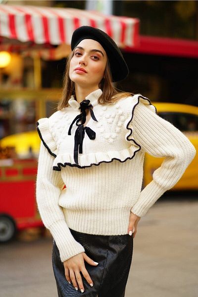 RASHE PRİVE Cremefarbener Strickpullover mit Rüschen