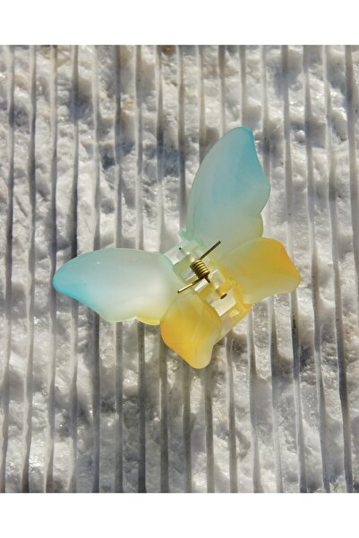 Beril Yamaç Design Studio مشبك مزلاج على شكل فراشة ذو مظهر ثلجي