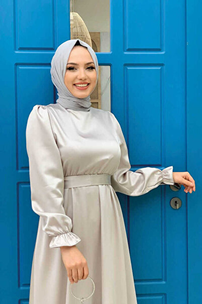 Bym Fashion Obyčejné saténové večerní šaty s detailem pasu 3791 šedá