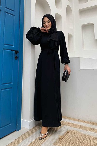 Bym Fashion Kleid mit Gürtel, plissierter Taille und Ärmeln, 3831, Schwarz