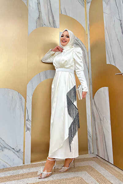 Bym Fashion Saténové večerní šaty se střapcem na detail sukně s páskovým doplňkem 3763 Ecru