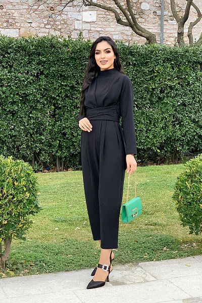 Bym Fashion بذلة بتفاصيل ربطة الخصر ونصف الحلق 3672 باللون الأسود