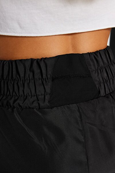 Trendyol Collection Detailní černé, kapesní, padákové pletené sportovní kalhoty THMAW24EA00002