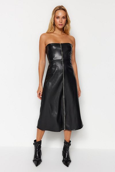 Trendyol Collection Schwarzes, trägerloses Midikleid mit Reißverschluss vorne aus Kunstleder TWOAW24EL00373