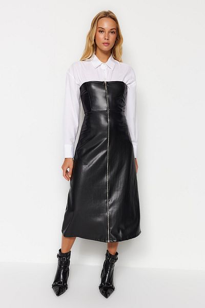 Trendyol Collection Schwarzes, trägerloses Midikleid mit Reißverschluss vorne aus Kunstleder TWOAW24EL00373