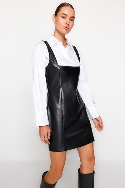 Trendyol Collection Schwarz gefüttertes Mini-Gilet-Strickkleid aus Kunstleder mit quadratischem Kragen TWOAW24EL00374