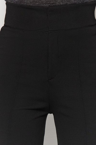 Trendyol Collection Schwarze, hoch taillierte, gerippte, elastische Taille, schmale Passform, dicke Strickhose TWOAW24PL00114