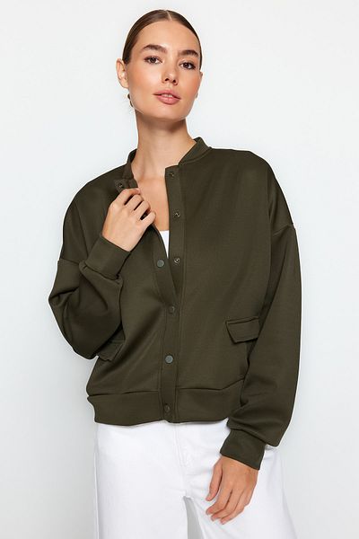 Trendyol Collection Khakifarbene Scuba-Strickjacke mit Druckknopf und Taschendetail TWOAW24CE00003