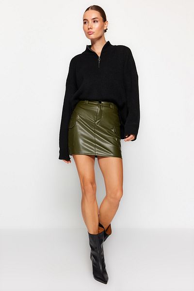 Trendyol Collection Khakifarbener, figurbetonter Mini-Strickrock aus Kunstleder mit hoher Taille und Cargo-Taschen TWOAW24ET00148